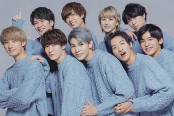 9人並んでハイチーズ