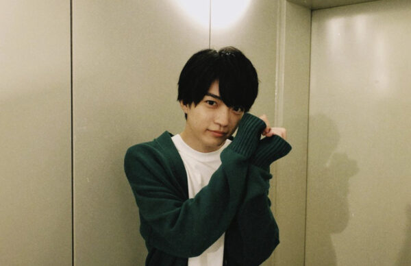 西畑大吾ハートポーズ