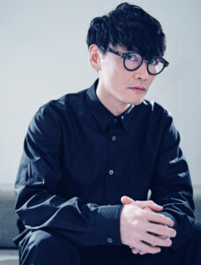 サカナクション 山口一郎のファッションについて紹介！愛用のメガネやヘッドホンは？