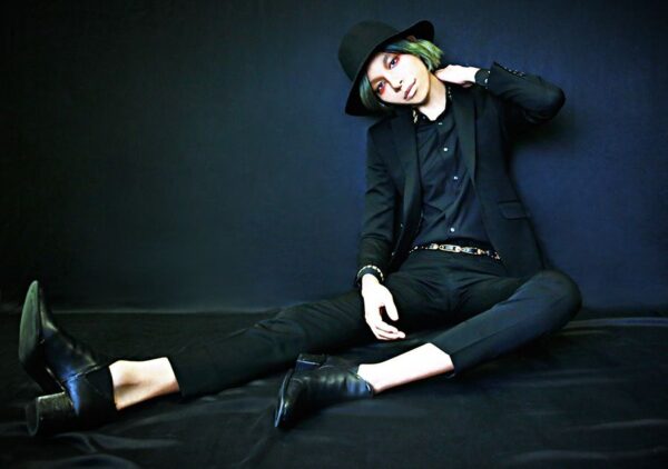 女王蜂のアヴちゃんの性別は男?女?胸は手術している?