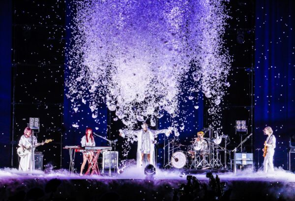 女王蜂のアヴちゃんの性別は男?女?胸は手術している?