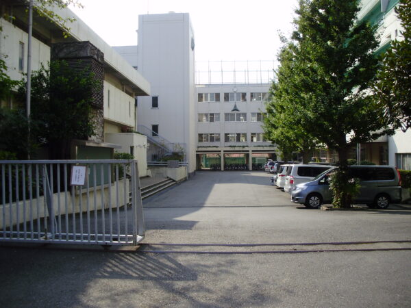 歌手 優里の学歴について。出身大学、高校、中学、小学校は?高校中退って本当?