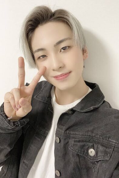 カメラに向かってピースJO1川尻蓮