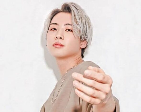 手を伸ばす JO1川尻蓮