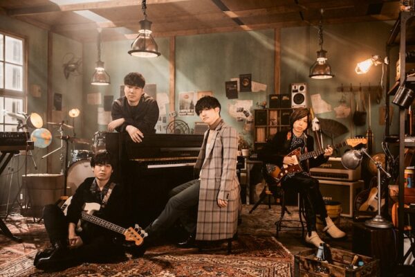 ヒット曲を連発し続けているバンド「Official髭男dism(ヒゲダン)」。 数々のタイアップとポップな楽曲センスで多くのファンのいる大人気アーティストです。 そんなヒゲダンのバンド名の由来やメンバーの結成秘話などのエピソードについて紹介します！ ＃ヒゲダン(Official髭男dism)とは？ まず、Official髭男dismは、「オフィシャルヒゲダンディズム」と読みます。 略して「ヒゲダン」です。 表記も読み方もかなり独特ですよね。 メンバーは、 ボーカル&ピアノ : 藤原聡 (ふじはら さとし) ギター : 小笹大輔 (おざさ だいすけ) ベース&サックス : 楢崎誠 (ならさき まこと) ドラム : 松浦匡希 (まつうら まさき) の4人です。 2012年に結成され、2015年にインディーズデビュー。 2018年に「ノーダウト」でメジャーデビューしました。 メジャーデビューにして、いきなりフジテレビの月9ドラマ「コンフィデンスマンJP」の主題歌に抜擢され、大注目されました。 「ノーダウト」から引き続いて映画版「コンフィデンスマンJP」の主題歌になった2ndシングル「Pretender」はBillboard Japan Hot 100で1位を獲得しました。 そして、2019年末には「第70回NHK紅白歌合戦」に初出場しました。 ポップな楽曲とピアノロックなサウンド、伸びやかなハイトーンボーカルが特徴的で、耳に残る印象的なヒット曲を連発しています。 ＃ヒゲダン(Official髭男dism)のバンド名の由来 では「Official髭男dism」という独特なバンド名の由来はどこにあるのでしょうか？ オフィシャルホームページのプロフィールには、 「髭の似合う歳になっても、誰もがワクワクす るような音楽をこのメンバーでずっと続けて行きたいという意思が込められている。 」 と書かれています。 そう聞くと、すごく前向きでカッコ良いバンド名に見えてきますね。 でも、実際のところは、最初はふざけて付けた名前だったようです。 きっかけは、ベース&サックスの楢崎誠が、誰だかわからない髭もじゃギタリストのポスターを見て思いついたそうです。 ふざけて付けたにしても、凄いネーミングセンスですよね。 長いバンド名なのに、一度聞いたら忘れないインパクトがあります。 ＃ヒゲダン(Official髭男dism)の結成秘話 ヒゲダンはどのようにして結成されたのでしょうか？ ボーカル&ピアノの藤原聡が島根大学に入学し、軽音楽部に入部したのが始まりだそうで、そこで出会ったのがベース&サックスの楢崎誠とドラムの松浦匡希でした。 そして以前から藤原と面識のあったギターの小笹大輔の4人で、2012年にヒゲダンが結成されました。 その後、島根を中心にライブ活動を展開し、2015年にミニアルバム「ラブとピースは君の中」でインディーズデビューし、2016年に上京しました。 上京した当初はメンバー全員で一軒家で共同生活を送っていたそうです。 ＃ヒゲダン(Official髭男dism)のエピソード ＃＃藤原聡は元銀行の営業マン、楢崎誠は音楽の教員免許を持っている！ ボーカル&ピアノの藤原聡は、島根大学を卒業した後、上京するまでの約2年間、ヒゲダンとして活動もしながら、地元の銀行で営業マンとして働いていました。 島根大学という国立大学を卒業して、銀行に就職するなんて凄いエリートコースですよね。 銀行に就職したのは、土日祝日がしっかり休みでバンド活動を続けられるからだったそうです 金曜日の夜に夜行バスで東京へ向かって、ライブに出演して日曜の夜までに地元に戻って、月曜日に仕事に行ったりしていたそうです。 しっかり就職をしながらもバンド活動も優先していたんですね。 また、ベース&サックスの楢崎誠は、音楽の教員免許を持っているんです。 メンバーの中で最年長で、バンド名の名付け親でもあり、単独でラジオ番組「楢﨑誠のロヂウラベース」のパーソナリティーを務めたりと、バンドの中でも多才でリーダー的なポジションなのかもしれませんね。 ＃＃ヒゲダンはメンバー全員が既婚者！結婚したのはいつ？ 実は、ヒゲダンのメンバーは全員すでに既婚者なんです。 ボーカル&ピアノの藤原聡は、2019年11月22日に一般女性と結婚 ギターの小笹大輔は、2019年7月30日に一般女性と結婚 ベース&サックスの楢崎誠は、2020年2月16日、元E-girlsの山本紗也加と結婚 ドラムの松浦匡希は、2019年12月8日、一般女性と結婚 と、全員がかなり近い時期に結婚しています。 メンバー一緒に上京して共同生活をしたり、結婚の時期も近かったりと仲も良さそうですよね。 ＃まとめ 今回は、Official髭男dismのバンド名の由来やメンバーの結成秘話などのエピソードについて紹介してみました。 楽曲の良さに加えて、経歴も含めて色んなエピソードを持っているバンドですね。 今後もさらに活躍が期待できるバンドだと思うので、追い続けたいと思います！