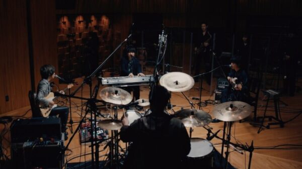 ヒット曲を連発し続けているバンド「Official髭男dism(ヒゲダン)」。 数々のタイアップとポップな楽曲センスで多くのファンのいる大人気アーティストです。 そんなヒゲダンのバンド名の由来やメンバーの結成秘話などのエピソードについて紹介します！ ＃ヒゲダン(Official髭男dism)とは？ まず、Official髭男dismは、「オフィシャルヒゲダンディズム」と読みます。 略して「ヒゲダン」です。 表記も読み方もかなり独特ですよね。 メンバーは、 ボーカル&ピアノ : 藤原聡 (ふじはら さとし) ギター : 小笹大輔 (おざさ だいすけ) ベース&サックス : 楢崎誠 (ならさき まこと) ドラム : 松浦匡希 (まつうら まさき) の4人です。 2012年に結成され、2015年にインディーズデビュー。 2018年に「ノーダウト」でメジャーデビューしました。 メジャーデビューにして、いきなりフジテレビの月9ドラマ「コンフィデンスマンJP」の主題歌に抜擢され、大注目されました。 「ノーダウト」から引き続いて映画版「コンフィデンスマンJP」の主題歌になった2ndシングル「Pretender」はBillboard Japan Hot 100で1位を獲得しました。 そして、2019年末には「第70回NHK紅白歌合戦」に初出場しました。 ポップな楽曲とピアノロックなサウンド、伸びやかなハイトーンボーカルが特徴的で、耳に残る印象的なヒット曲を連発しています。 ＃ヒゲダン(Official髭男dism)のバンド名の由来 では「Official髭男dism」という独特なバンド名の由来はどこにあるのでしょうか？ オフィシャルホームページのプロフィールには、 「髭の似合う歳になっても、誰もがワクワクす るような音楽をこのメンバーでずっと続けて行きたいという意思が込められている。 」 と書かれています。 そう聞くと、すごく前向きでカッコ良いバンド名に見えてきますね。 でも、実際のところは、最初はふざけて付けた名前だったようです。 きっかけは、ベース&サックスの楢崎誠が、誰だかわからない髭もじゃギタリストのポスターを見て思いついたそうです。 ふざけて付けたにしても、凄いネーミングセンスですよね。 長いバンド名なのに、一度聞いたら忘れないインパクトがあります。 ＃ヒゲダン(Official髭男dism)の結成秘話 ヒゲダンはどのようにして結成されたのでしょうか？ ボーカル&ピアノの藤原聡が島根大学に入学し、軽音楽部に入部したのが始まりだそうで、そこで出会ったのがベース&サックスの楢崎誠とドラムの松浦匡希でした。 そして以前から藤原と面識のあったギターの小笹大輔の4人で、2012年にヒゲダンが結成されました。 その後、島根を中心にライブ活動を展開し、2015年にミニアルバム「ラブとピースは君の中」でインディーズデビューし、2016年に上京しました。 上京した当初はメンバー全員で一軒家で共同生活を送っていたそうです。 ＃ヒゲダン(Official髭男dism)のエピソード ＃＃藤原聡は元銀行の営業マン、楢崎誠は音楽の教員免許を持っている！ ボーカル&ピアノの藤原聡は、島根大学を卒業した後、上京するまでの約2年間、ヒゲダンとして活動もしながら、地元の銀行で営業マンとして働いていました。 島根大学という国立大学を卒業して、銀行に就職するなんて凄いエリートコースですよね。 銀行に就職したのは、土日祝日がしっかり休みでバンド活動を続けられるからだったそうです 金曜日の夜に夜行バスで東京へ向かって、ライブに出演して日曜の夜までに地元に戻って、月曜日に仕事に行ったりしていたそうです。 しっかり就職をしながらもバンド活動も優先していたんですね。 また、ベース&サックスの楢崎誠は、音楽の教員免許を持っているんです。 メンバーの中で最年長で、バンド名の名付け親でもあり、単独でラジオ番組「楢﨑誠のロヂウラベース」のパーソナリティーを務めたりと、バンドの中でも多才でリーダー的なポジションなのかもしれませんね。 ＃＃ヒゲダンはメンバー全員が既婚者！結婚したのはいつ？ 実は、ヒゲダンのメンバーは全員すでに既婚者なんです。 ボーカル&ピアノの藤原聡は、2019年11月22日に一般女性と結婚 ギターの小笹大輔は、2019年7月30日に一般女性と結婚 ベース&サックスの楢崎誠は、2020年2月16日、元E-girlsの山本紗也加と結婚 ドラムの松浦匡希は、2019年12月8日、一般女性と結婚 と、全員がかなり近い時期に結婚しています。 メンバー一緒に上京して共同生活をしたり、結婚の時期も近かったりと仲も良さそうですよね。 ＃まとめ 今回は、Official髭男dismのバンド名の由来やメンバーの結成秘話などのエピソードについて紹介してみました。 楽曲の良さに加えて、経歴も含めて色んなエピソードを持っているバンドですね。 今後もさらに活躍が期待できるバンドだと思うので、追い続けたいと思います！