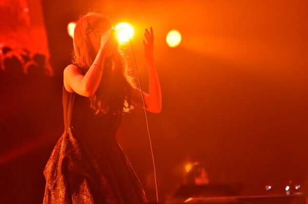 Aimer(エメ)の凄さは声！周波数のゆらぎが特徴的で日本に数人しかいないレベル！