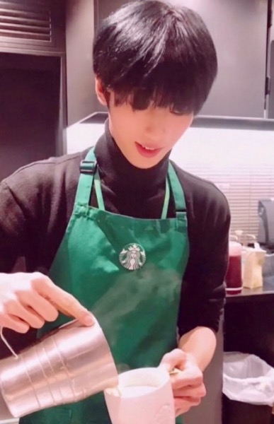 許豊凡(シュウフェンファン)は慶應ボーイで、バイト先はスタバ?