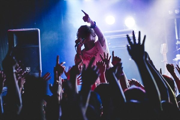 秋山黄色の人気曲ランキング!ライブでの定番は何?