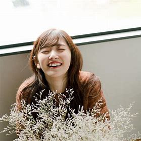 鈴木愛理と菊池風磨の熱愛の真相は?お揃いのスニーカーや指輪で匂わせ多数報告