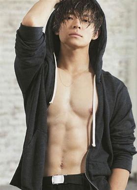 キンプリ(king&prince)岸優太の筋肉・トレーニングがすごい！ムキムキでベンチプレス100kgあげる？