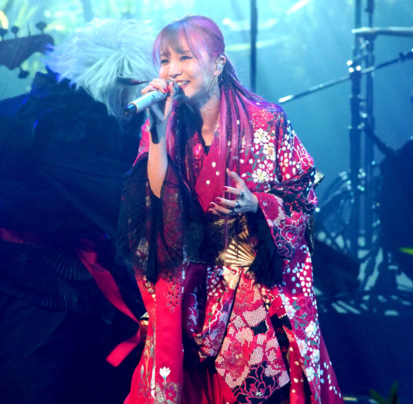 LiSAの歌い方が嫌いな人もいる?苦手な理由とアニメの主題歌が変わったのは何故?