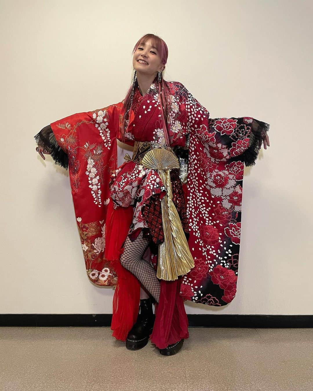 LiSAの歌い方が嫌いな人もいる?苦手な理由とアニメの主題歌が変わったのは何故?