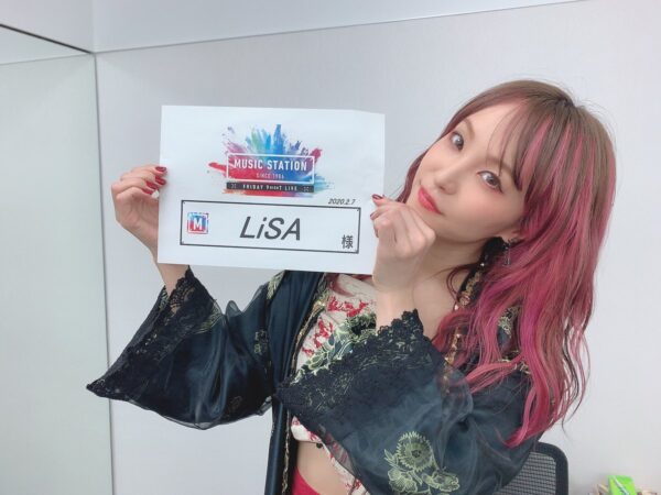 LiSAの歌い方が嫌いな人もいる?苦手な理由とアニメの主題歌が変わったのは何故?