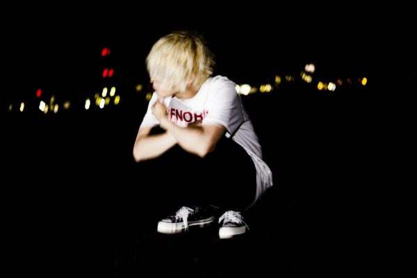 秋山黄色が顔を隠す理由は？素顔はイケメン！米津玄師と似てる？