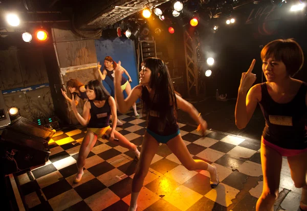 BiSのライブはやばい?客席へダイブでアイドルに触れる過激ライブ