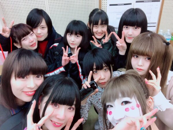 BiSのライブはやばい?客席へダイブでアイドルに触れる過激ライブ