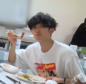 スノーマン(snowman)向井康二と藤原さくらはTシャツが原因でSNSで匂わせ発覚!?