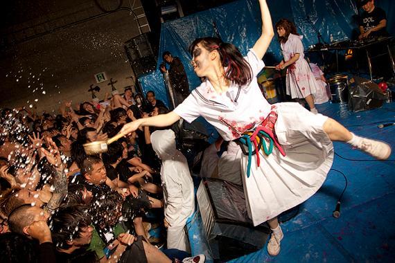 BiSのライブはやばい?客席へダイブでアイドルに触れる過激ライブ