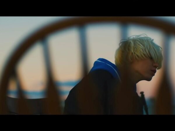 秋山黄色が顔を隠す理由は？素顔はイケメン！米津玄師と似てる？