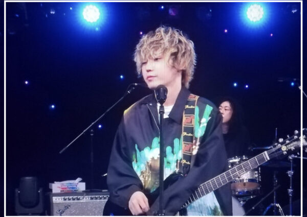 秋山黄色が顔を隠す理由は？素顔はイケメン！米津玄師と似てる？