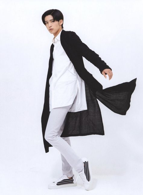 スノーマン（SnowMan）目黒連の家族構成は？父は社長で母は軍人って本当？