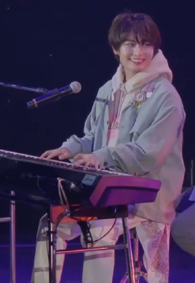 なにわ男子 道枝駿佑の特技はギター弾き語り?ギターのメーカーや種類は?