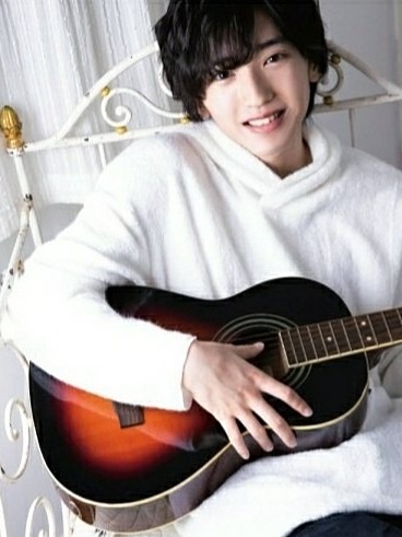 なにわ男子 道枝駿佑の特技はギター弾き語り?ギターのメーカーや種類は?