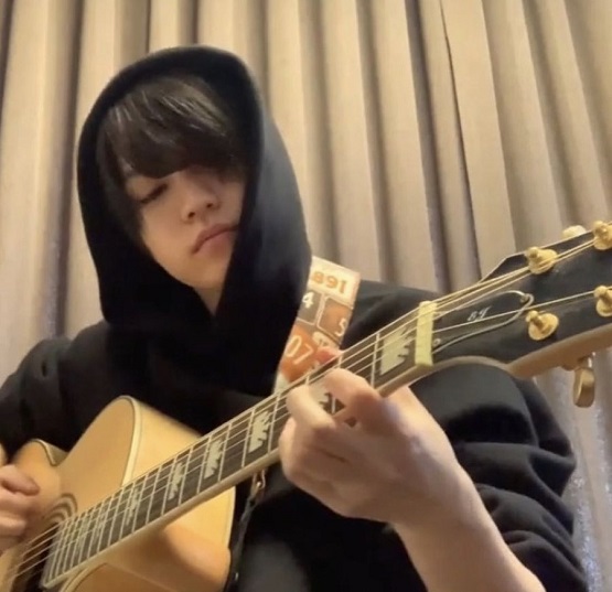 なにわ男子 道枝駿佑の特技はギター弾き語り?ギターのメーカーや種類は?