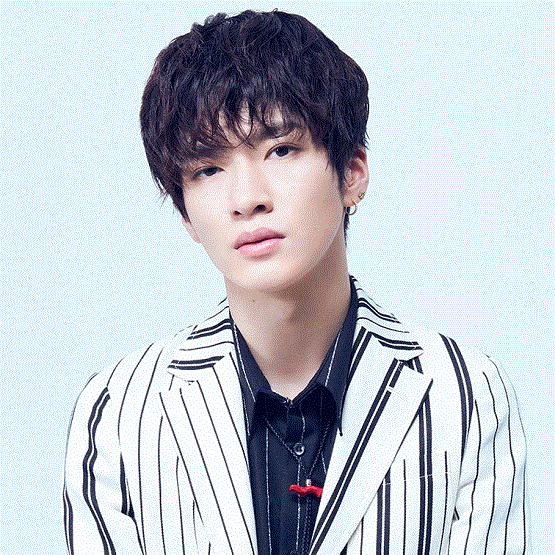 スノーマン(SnowMan)目黒蓮は運転免許持ってるの?視力やメガネ姿も紹介!