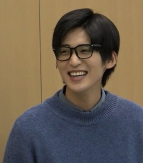 スノーマン(SnowMan)目黒蓮は運転免許持ってるの?視力やメガネ姿も紹介!